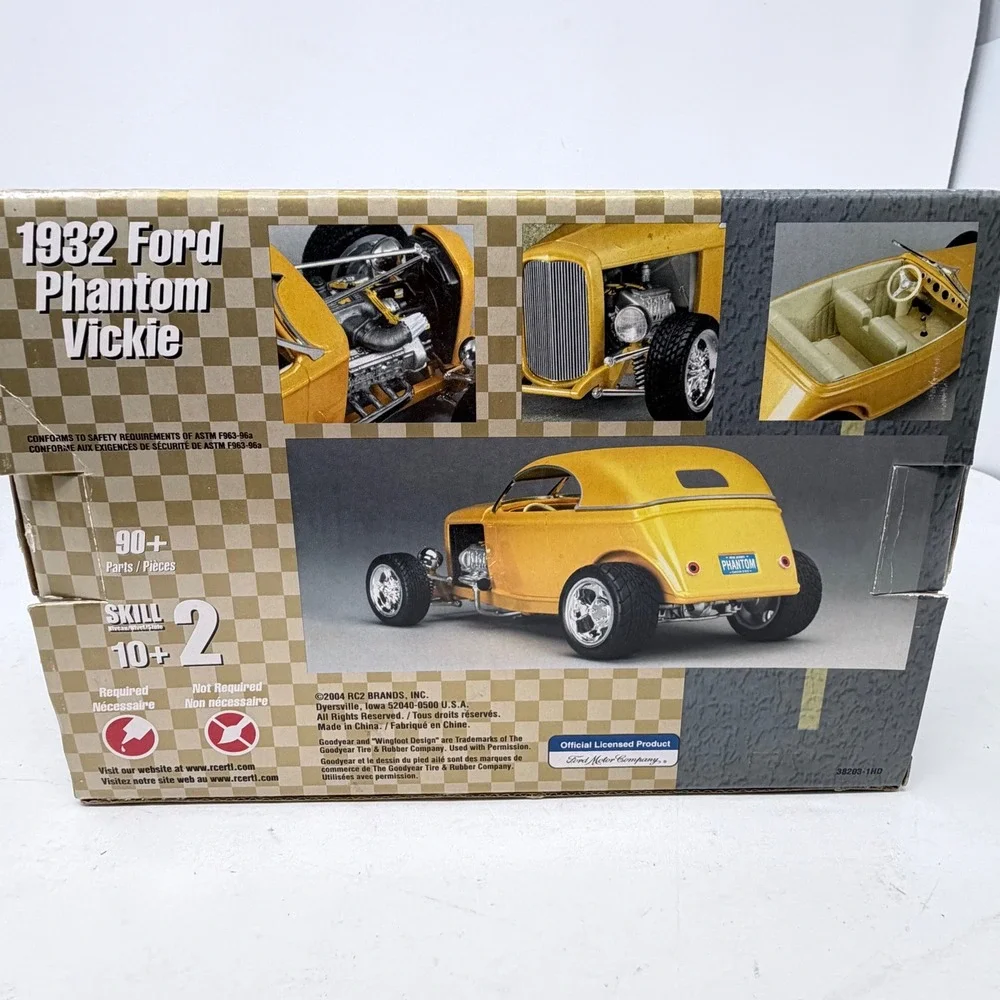 AMT ProShop 1932 Ford Phantom Vickie 1:25 Model Kit Predecorated Hot Rod 38203